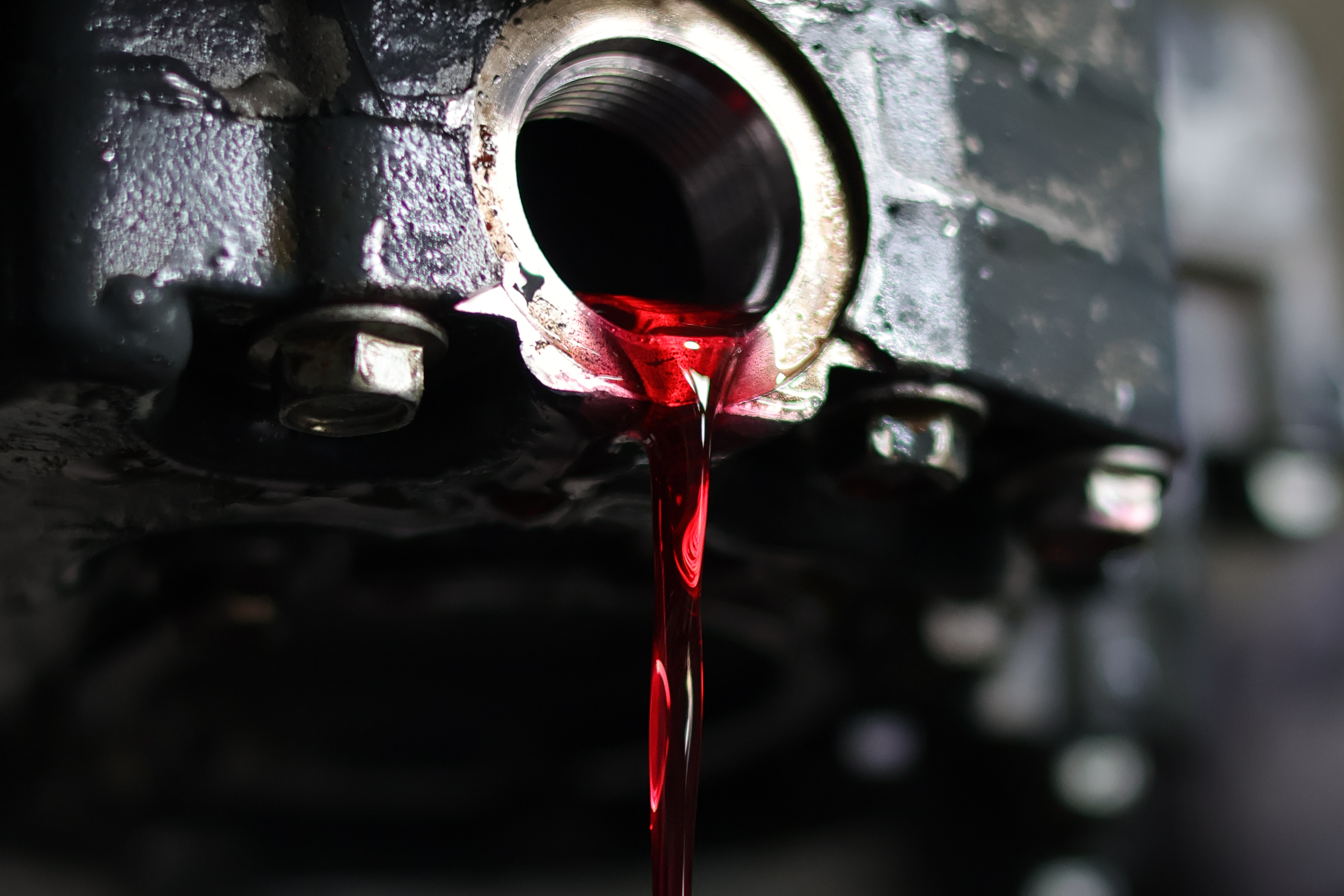 Pouring transmission fluid during a fluid service